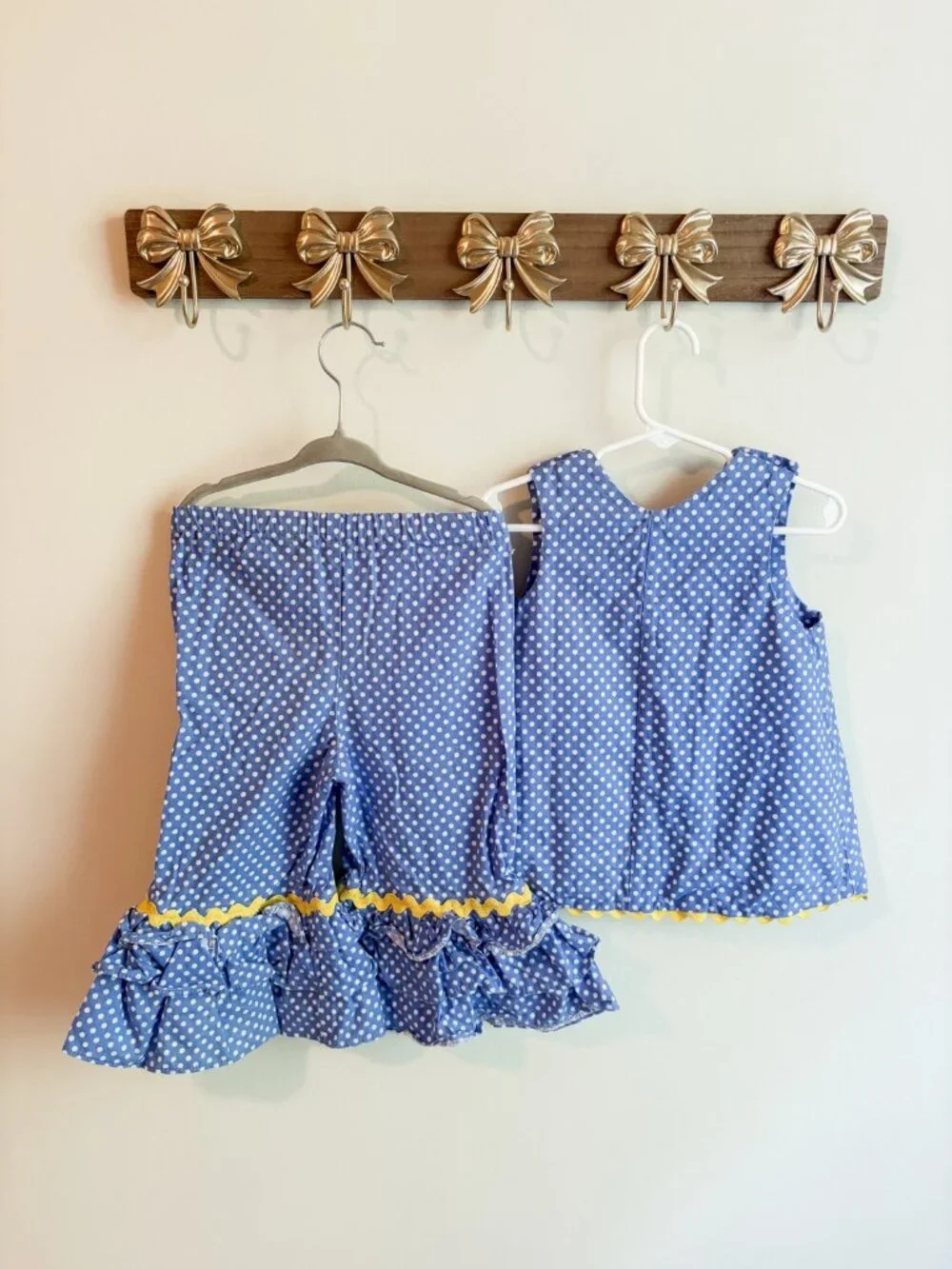 Giggleboxes girls size 2T Blue Polka Dot Yellow Chick Applique Two-Piece Set “E”